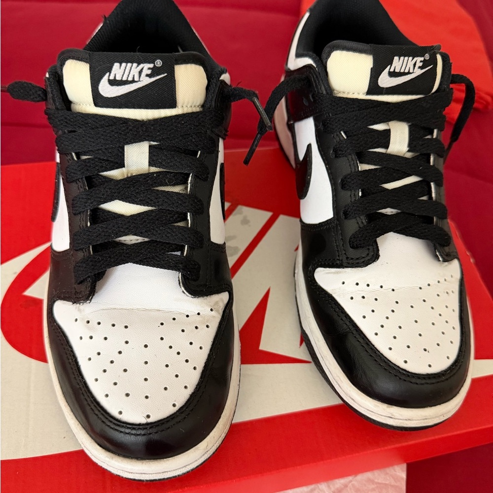 Nike big kids size 6Y Black and White  dunk Low-Top Sneakers (Panda )